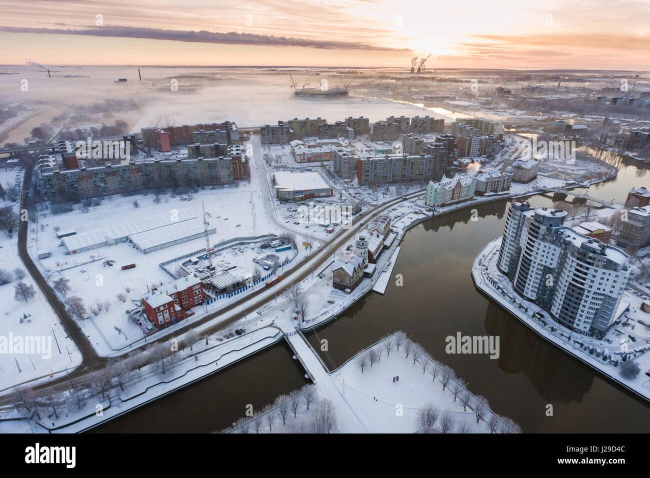 Das Fischerdorf in Kaliningrad in den frühen Morgenstunden im Winter, Ansicht von oben Stockfoto