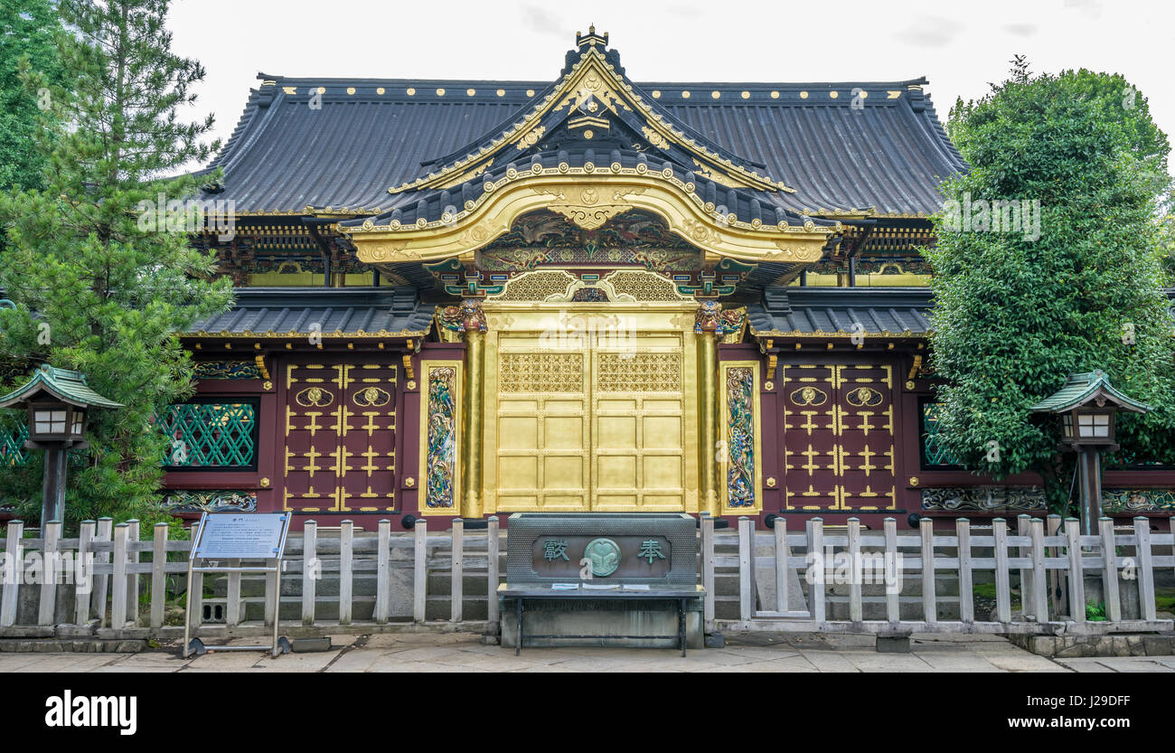 Vorderansicht des Ueno Tosho-gu Schrein der Tokugawa Ieyasu festschreibt. Im Ueno-Park, Taito Ward, Tokio gelegen. Stockfoto