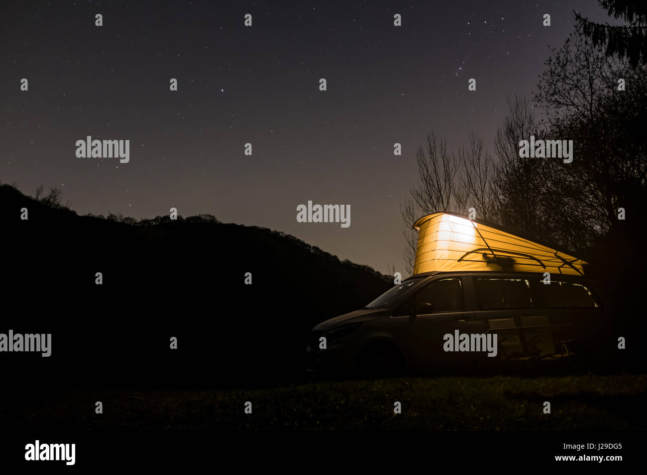 Wohnmobil mit Lift-Up Elavating Dach in Sternenhimmel Nacht Stockfoto