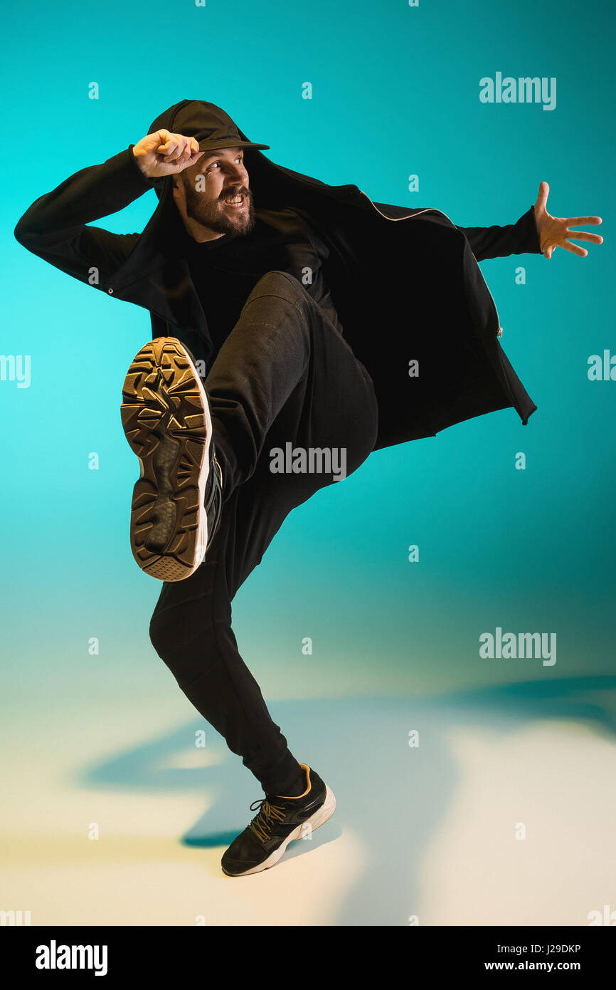 Die Silhouette von einem Hip-Hop-männliche Pause Tänzer tanzen auf farbigen Hintergrund Stockfoto