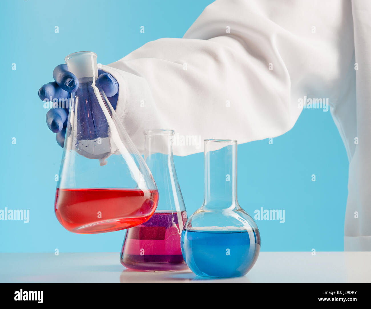 Experimente in einem Chemielabor. Durchführung eines Experiments im Labor. Stockfoto