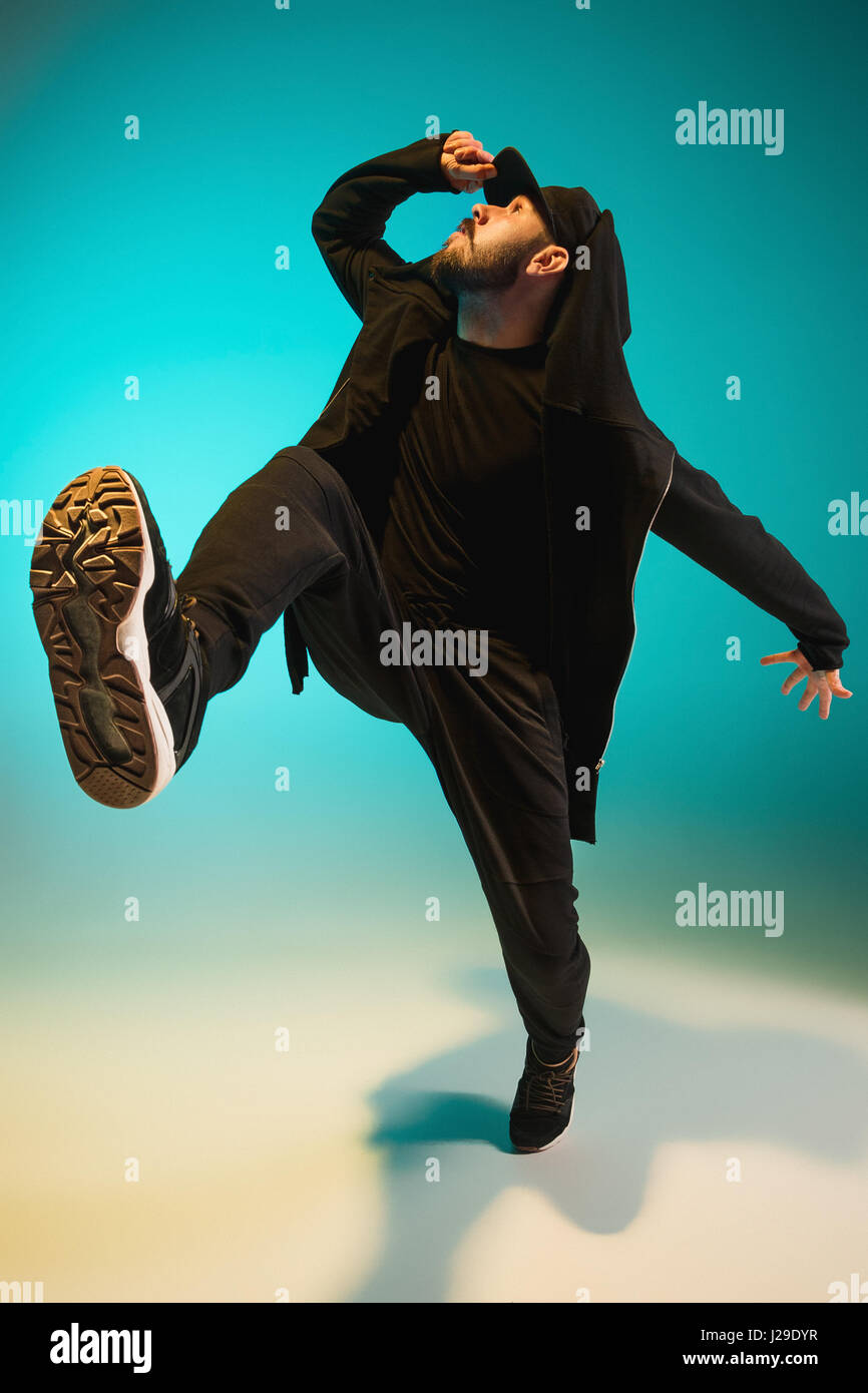 Die Silhouette von einem Hip-Hop-männliche Pause Tänzer tanzen auf farbigen Hintergrund Stockfoto