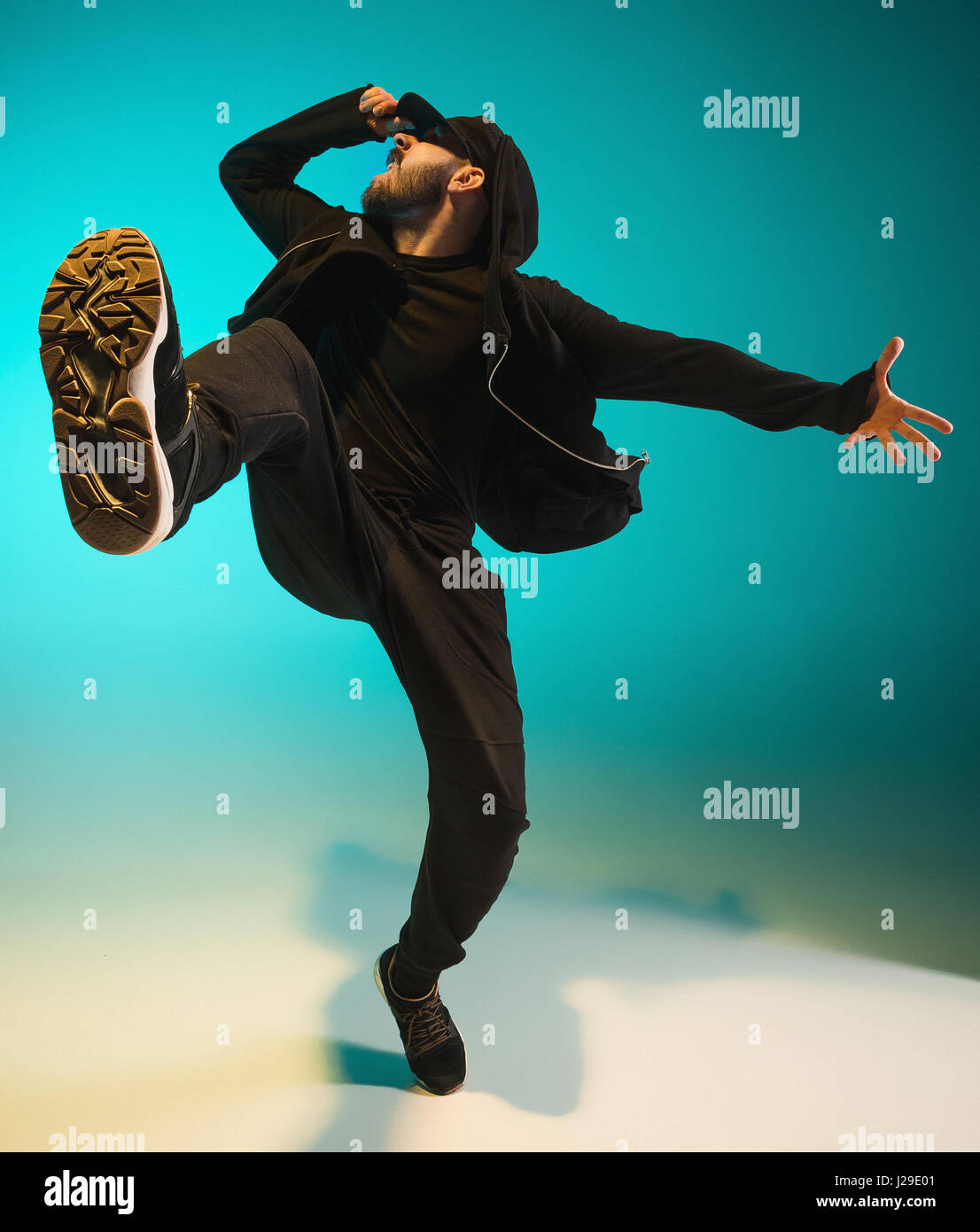 Die Silhouette von einem Hip-Hop-männliche Pause Tänzer tanzen auf farbigen Hintergrund Stockfoto