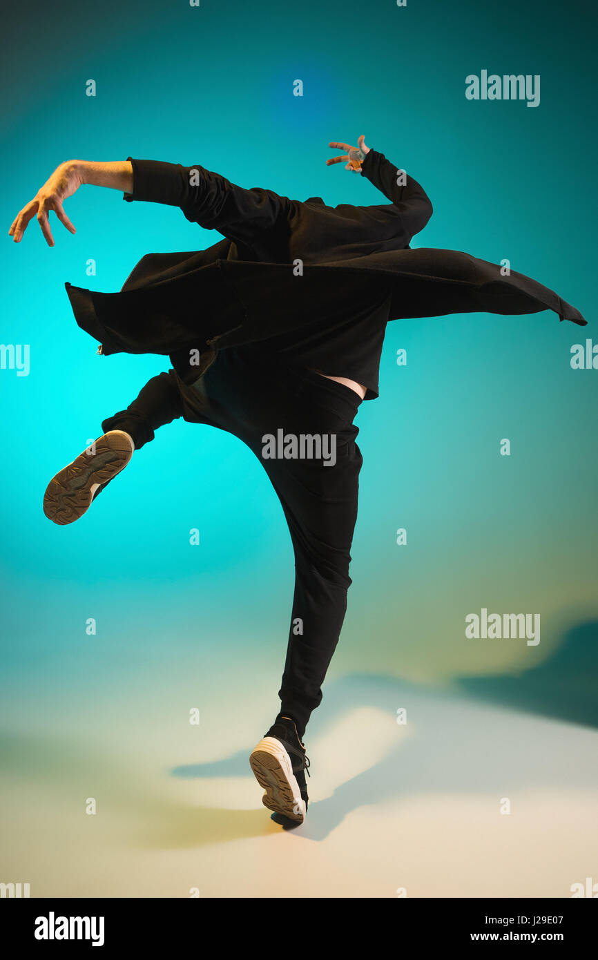 Die Silhouette von einem Hip-Hop-männliche Pause Tänzer tanzen auf farbigen Hintergrund Stockfoto