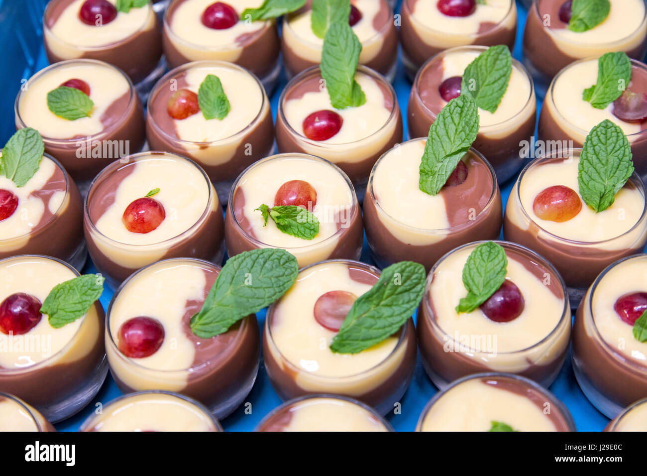 Gastronomie, zubereitete Dessert Schokolade Vanillepudding, Stockfoto