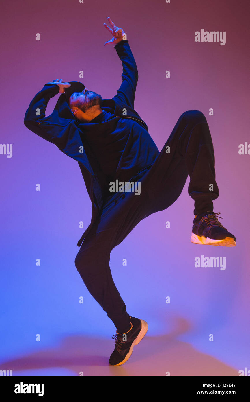 Die Silhouette von einem Hip-Hop-männliche Pause Tänzer tanzen auf farbigen Hintergrund Stockfoto