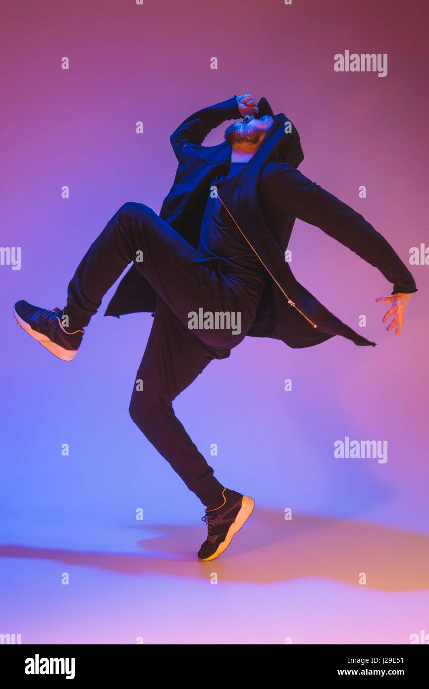 Die Silhouette von einem Hip-Hop-männliche Pause Tänzer tanzen auf farbigen Hintergrund Stockfoto