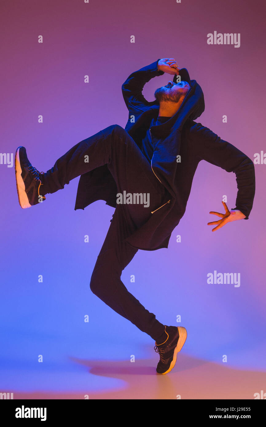 Die Silhouette von einem Hip-Hop-männliche Pause Tänzer tanzen auf farbigen Hintergrund Stockfoto