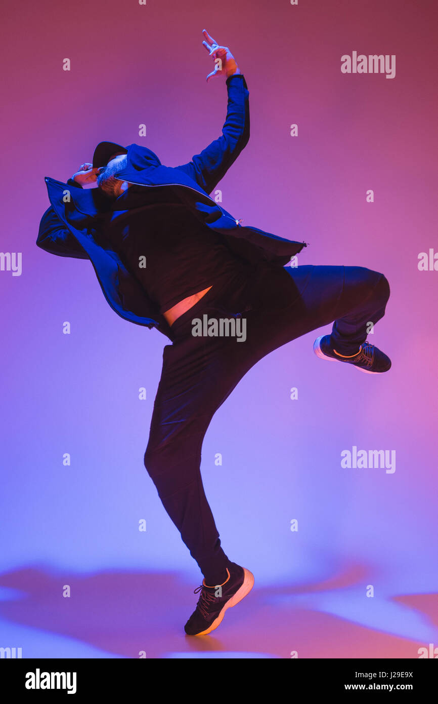 Die Silhouette von einem Hip-Hop-männliche Pause Tänzer tanzen auf farbigen Hintergrund Stockfoto