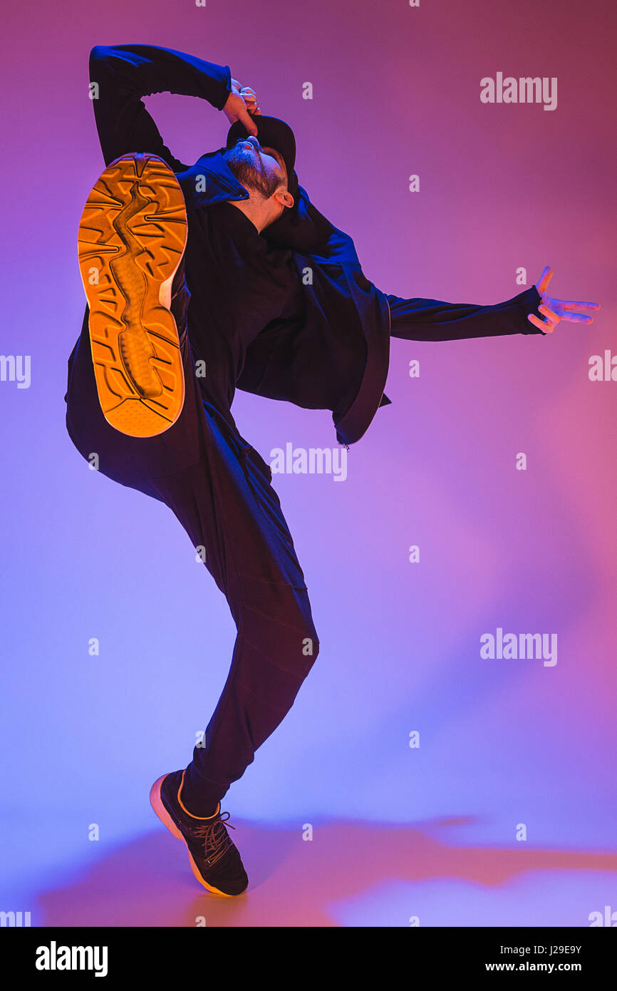 Die Silhouette von einem Hip-Hop-männliche Pause Tänzer tanzen auf farbigen Hintergrund Stockfoto