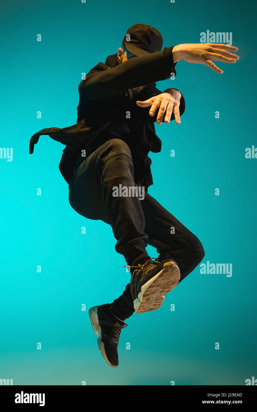 Die Silhouette von einem Hip-Hop-männliche Pause Tänzer tanzen auf farbigen Hintergrund Stockfoto