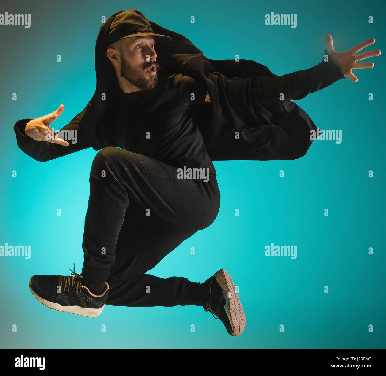 Die Silhouette von einem Hip-Hop-männliche Pause Tänzer tanzen auf farbigen Hintergrund Stockfoto