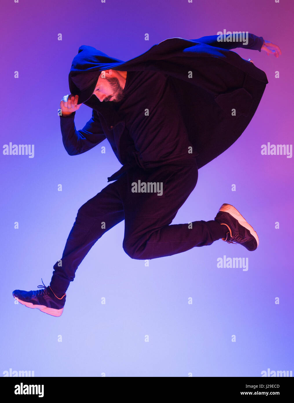 Die Silhouette von einem Hip-Hop-männliche Pause Tänzer tanzen auf farbigen Hintergrund Stockfoto