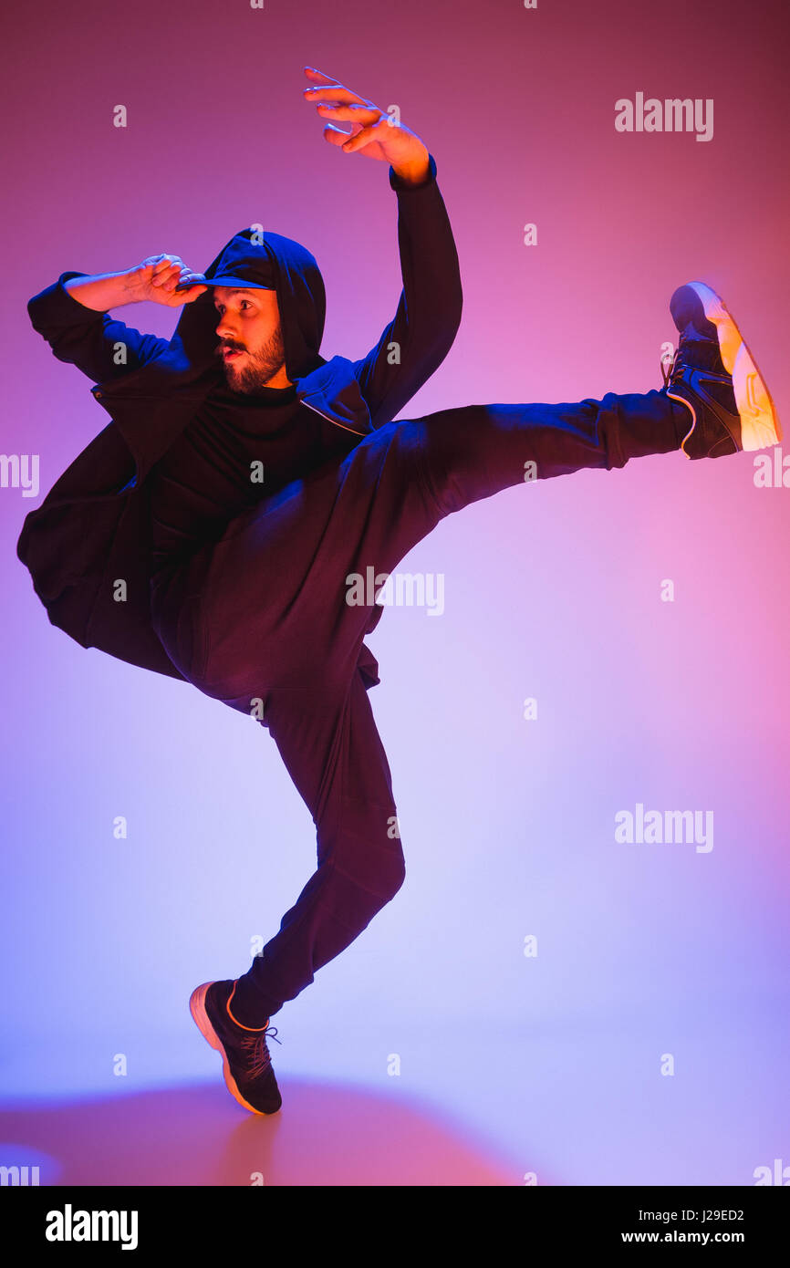 Die Silhouette von einem Hip-Hop-männliche Pause Tänzer tanzen auf farbigen Hintergrund Stockfoto
