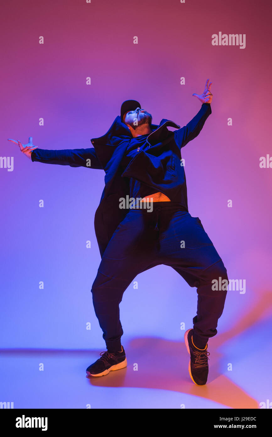Die Silhouette von einem Hip-Hop-männliche Pause Tänzer tanzen auf farbigen Hintergrund Stockfoto
