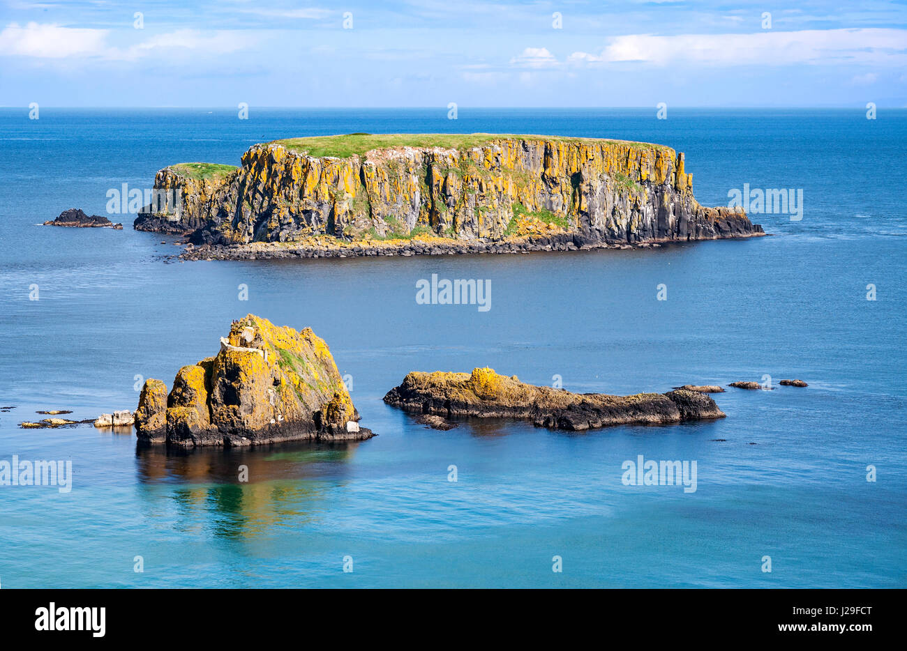 Die Schafe-Insel und zwei kleinere in der Nähe von Ballintoy, Carrick-a-Rede und Giant es Causeway, North Antrim Coast, County Antrim, Nordirland, Vereinigtes Königreich Stockfoto