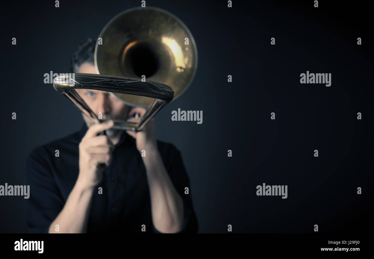 Dunkle Portrait eines Musikers mit Posaune, Tiefenschärfe und Platz für text Stockfoto
