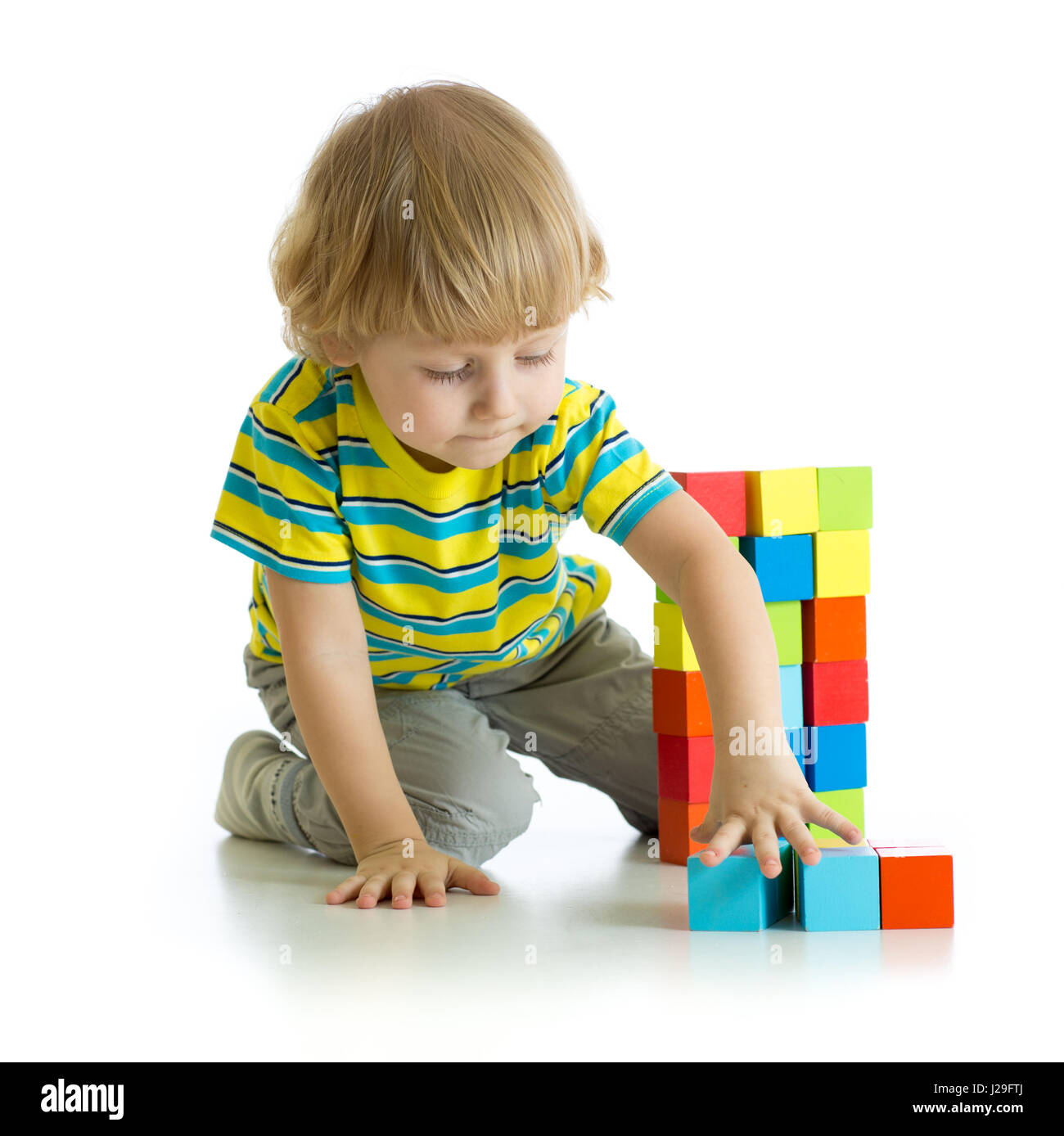 Kleiner Junge spielen Spielzeug isoliert auf weißem Hintergrund Stockfoto