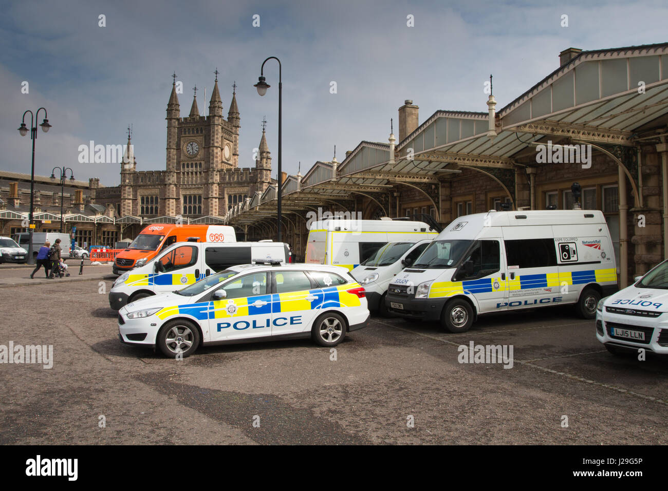 British Transport Police: BTP-Polizei-Fahrzeuge geparkt an Bristol Temple Meads Station in Bristol Stockfoto