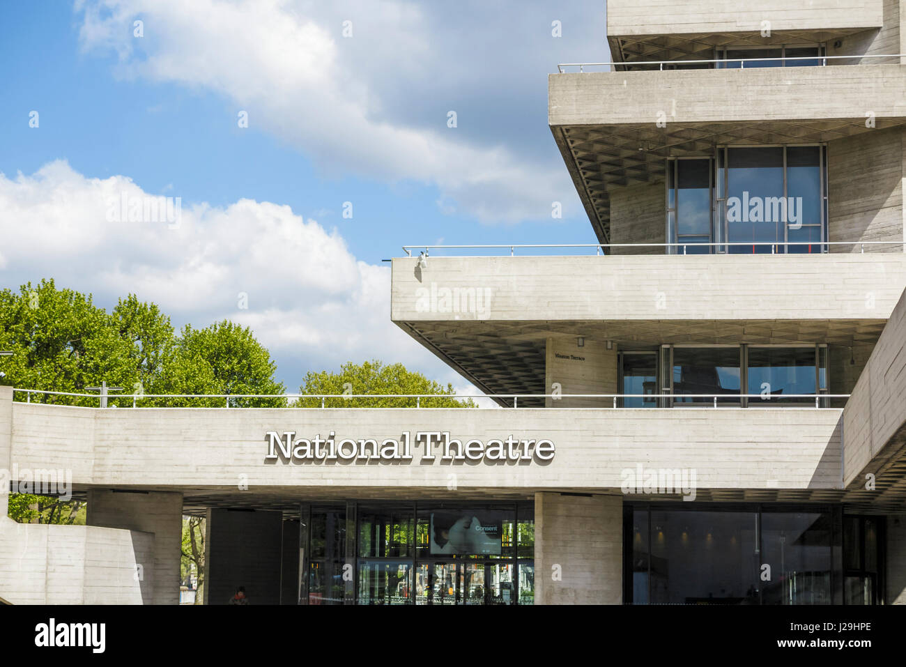 Die berühmte moderne Architektur des Royal National Theatre im oberen Boden im Southbank Centre, South Bank, London SE1, Haus der darstellenden Künste Stockfoto