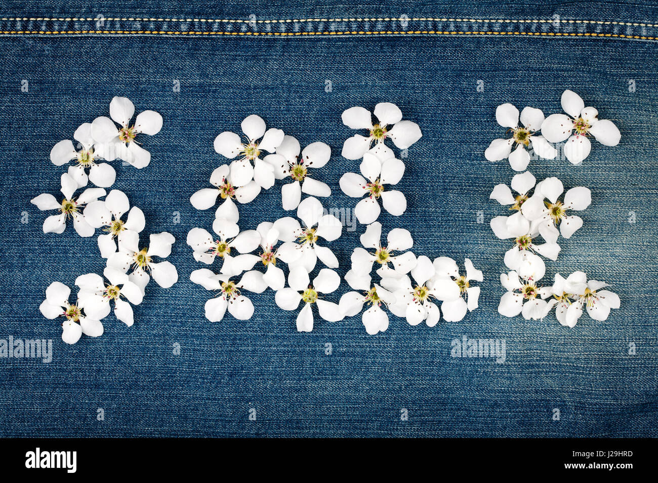 Wort-Verkauf von Blumen auf Jeans Textur gemacht Stockfoto