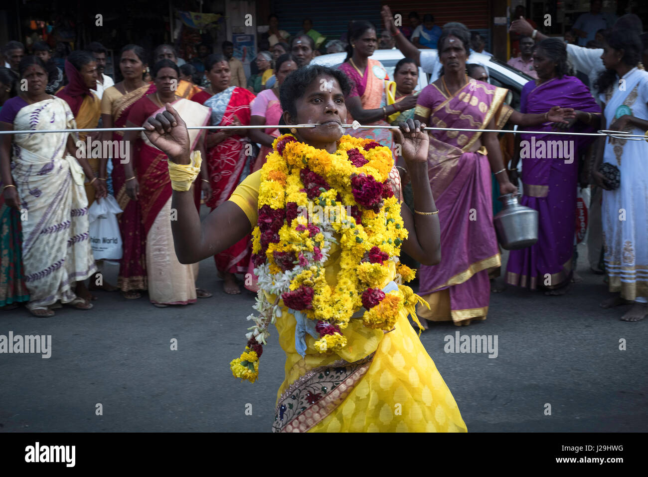 Ein Fakir beteiligt sich an einer Prozession hing an Haken, die seine Haut zu durchbohren Stockfoto