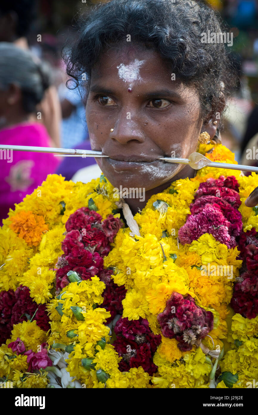 Ein Fakir beteiligt sich an einer Prozession hing an Haken, die seine Haut zu durchbohren Stockfoto