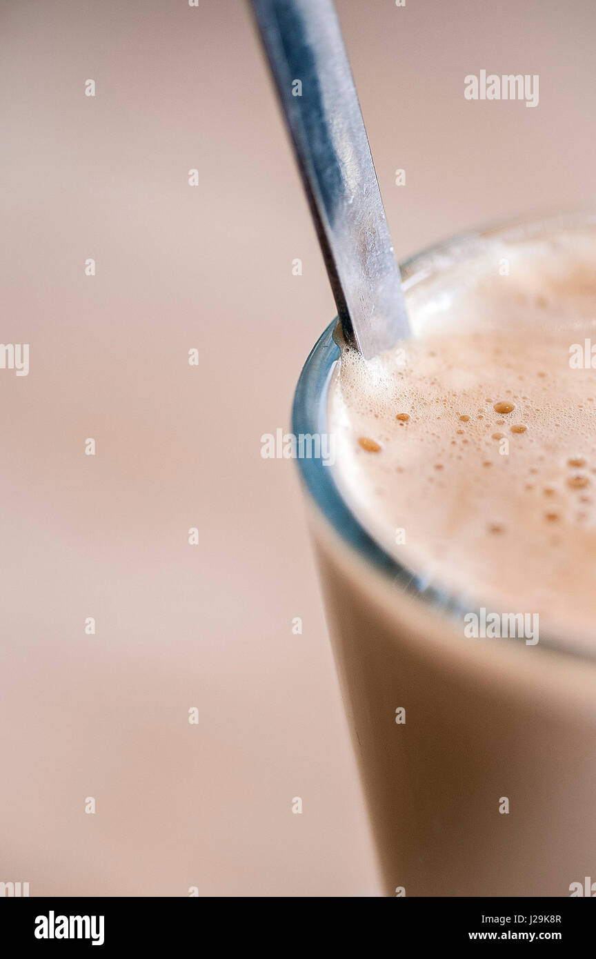 Kaffee Latte; Nahaufnahme; Löffel; Kaffee-Pause; Kaffee-Zeit; Entspannung; Aktualisieren; Niemand Stockfoto