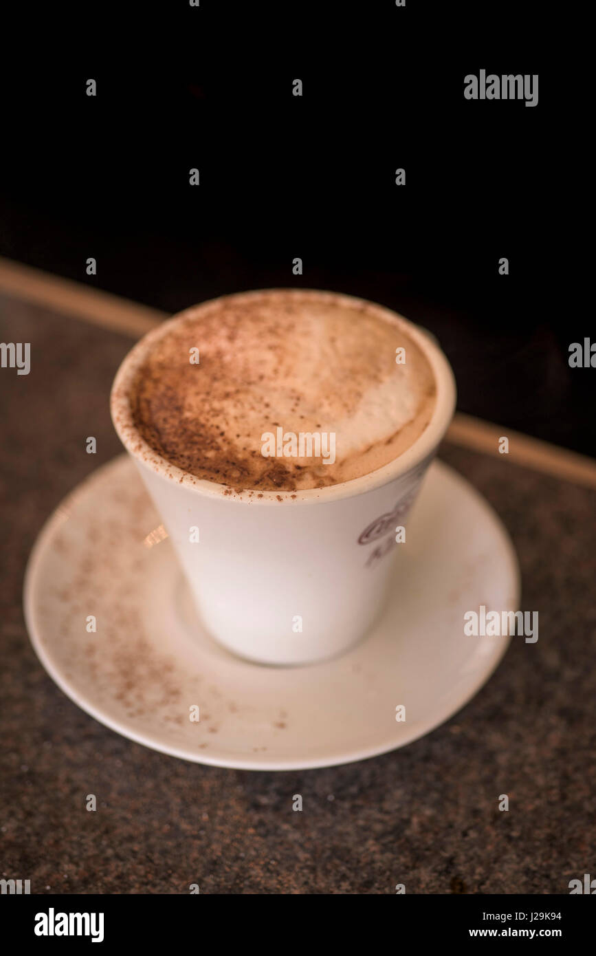 Cappuccino Kaffee Milchschaum Schokolade besprüht Kaffeepause Erfrischung Kaffeezeit Stockfoto