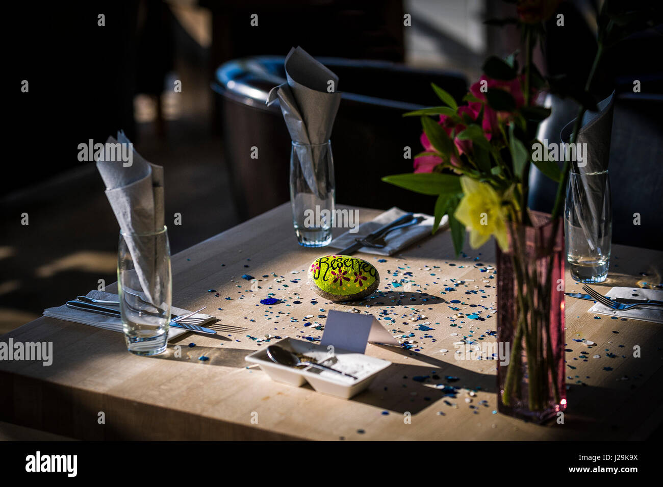 Restaurant Interior reservierte Zeichen Tabelle Tischgesteck atmosphärischen Bistro Dining Erlebnis Stockfoto
