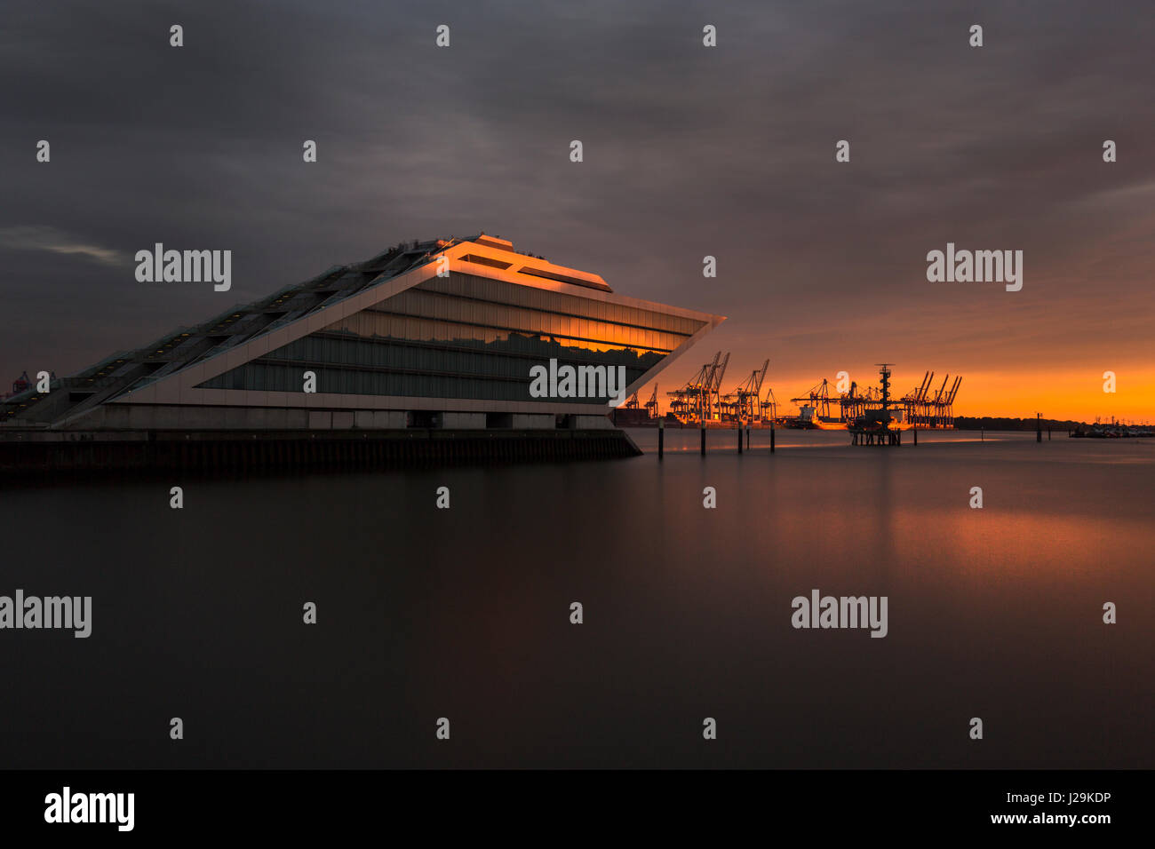 Modernes Bürogebäude Dockland an der Elbe bei Sonnenuntergang, neumühlen, Hamburg, Deutschland Stockfoto