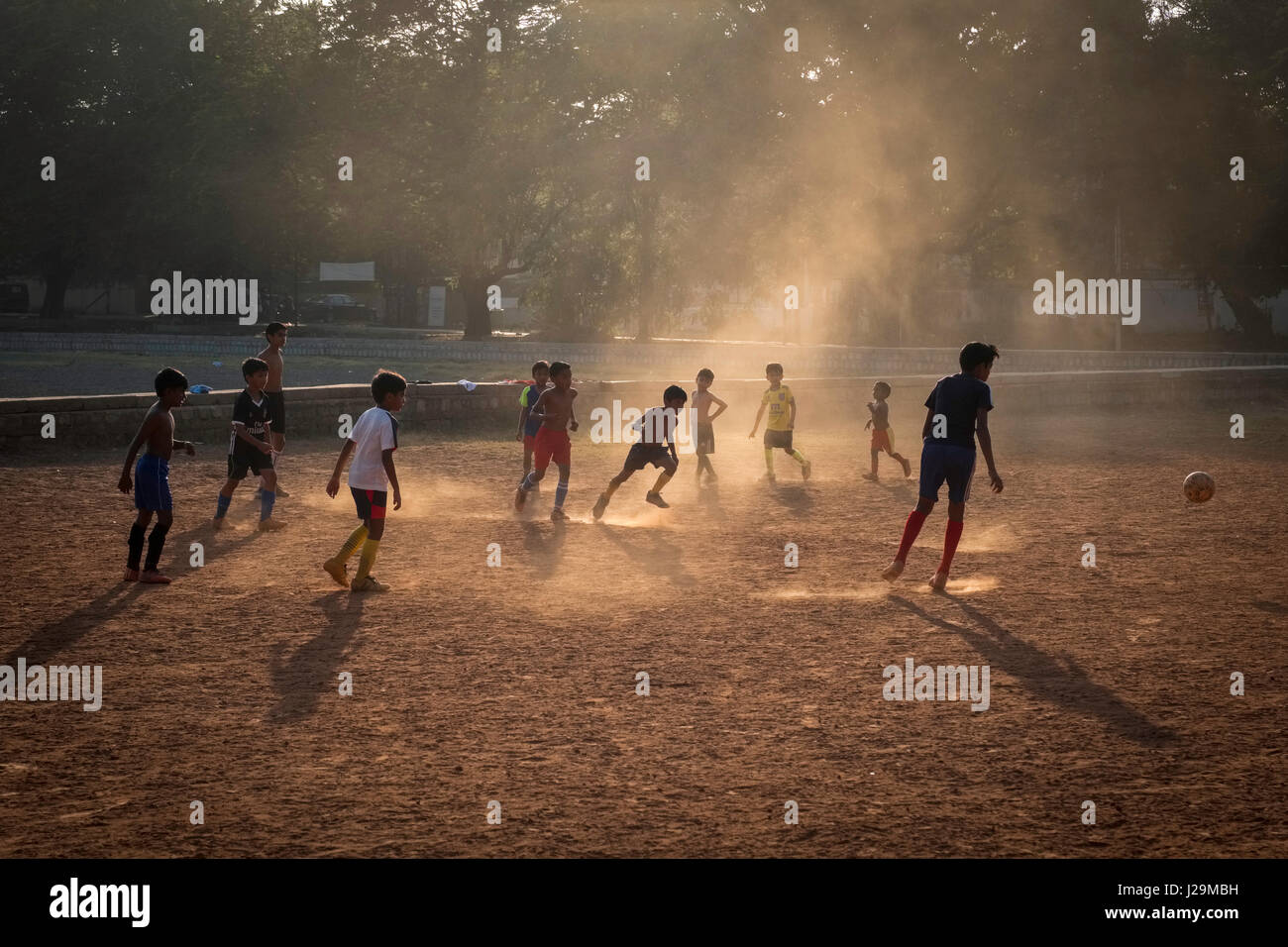 Eine Gruppe von Schülerinnen und Schüler spielen Fußball Stockfoto