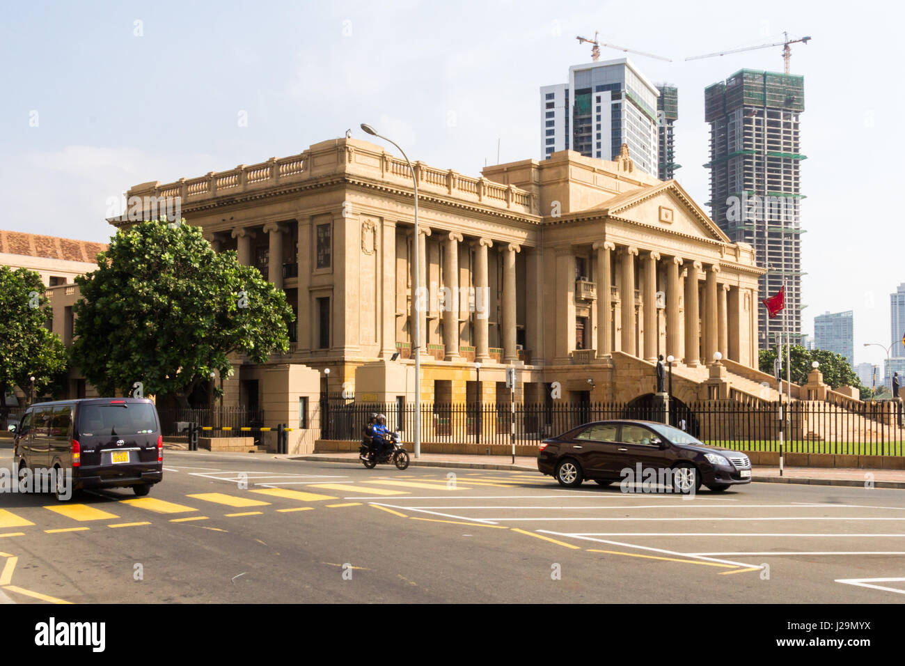 Das alte Parlamentsgebäude mit Bau hinter sich, Colombo, Sri Lanka Stockfoto