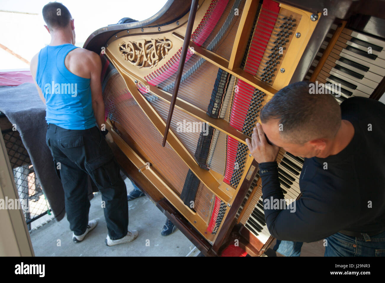 Frankreich, südlichen Vororten von Paris, Umzug eines Klaviers aus einer Wohnung im 4. Stock Stockfoto