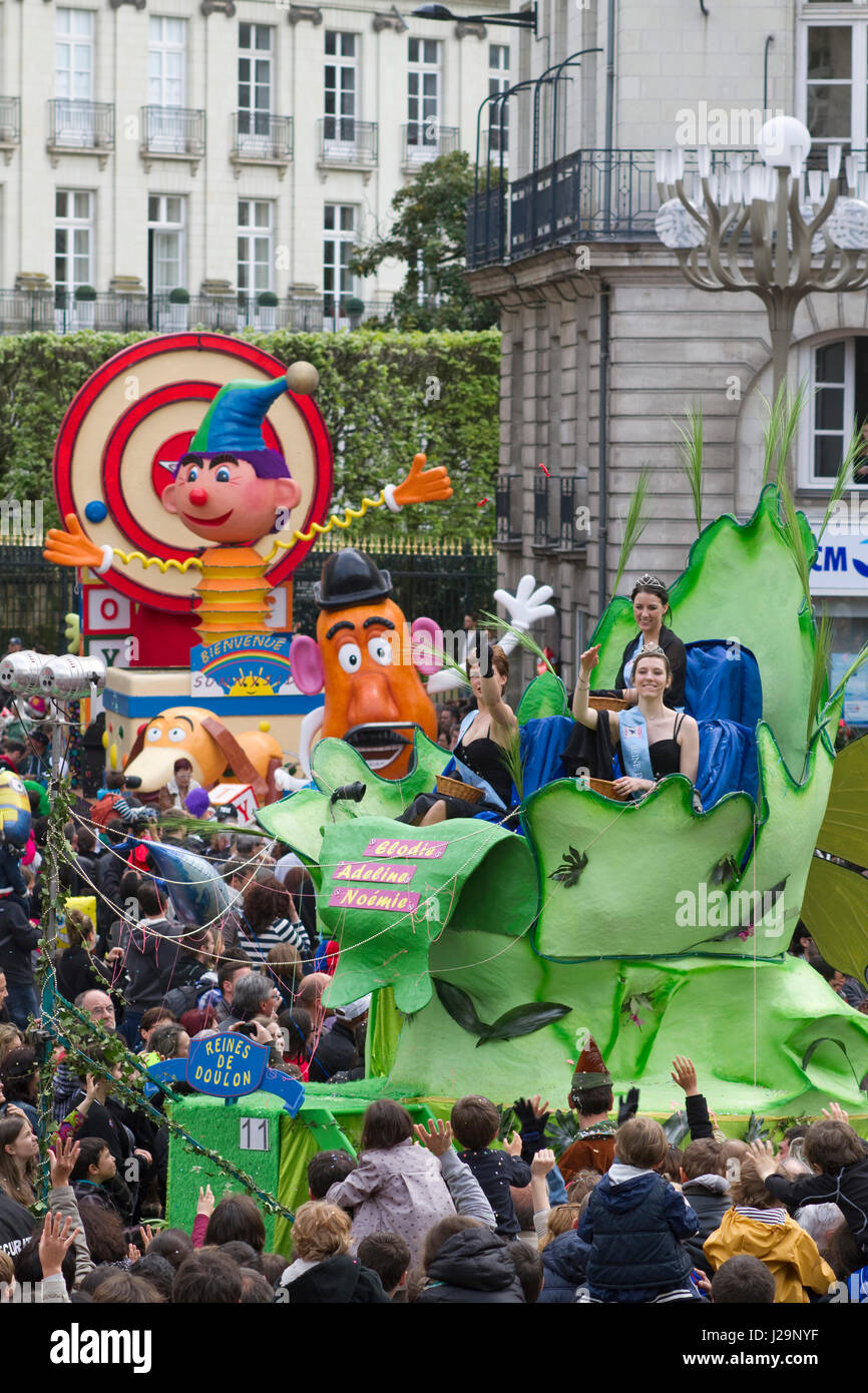 Frankreich, Nord-West Frankreich, Nantes, Tag Zeit Karneval, Vordergrund: Float von "Les Reines de Doulon", Hintergrund: Float "Toy Story" Stockfoto