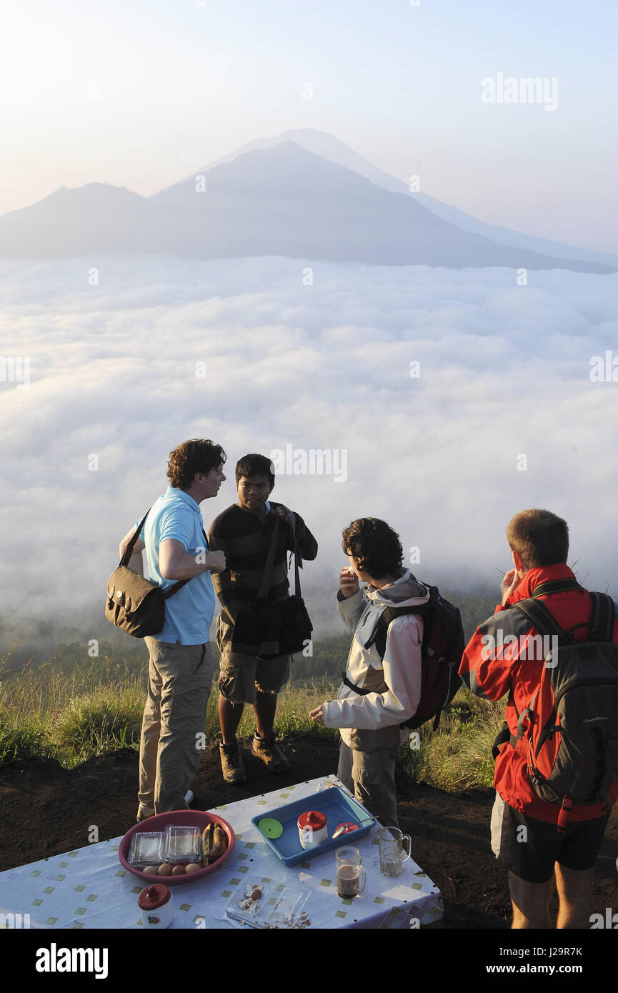 Indonesien, Bali, Kintamani, Wandern auf den Mount Batur, Frühstück an der  Spitze des Mount Batur oberhalb der Wolken, Panorama, Berglandschaft,  Touristen Stockfotografie - Alamy