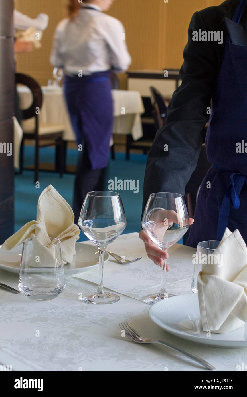 Frankreich, Nordwesten Frankreichs, Machecoul, Louis Armand Berufskolleg, Aufbau der Tische im pädagogischen Restaurant, November 2014 Stockfoto