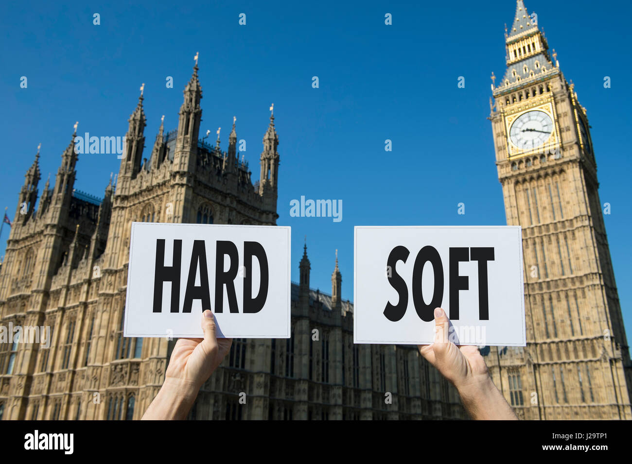 Brexit-Optionen für harte und weiche Trennung von Europa aufgehalten als Zeichen vor den Houses of Parliament, Westminster Palace in London, Großbritannien Stockfoto
