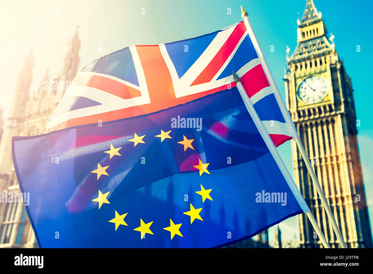 UK und EU Europäische Union Fahnen zusammen in heller Sonne vor den Houses of Parliament, Westminster Palace in London, Vereinigtes Königreich Stockfoto