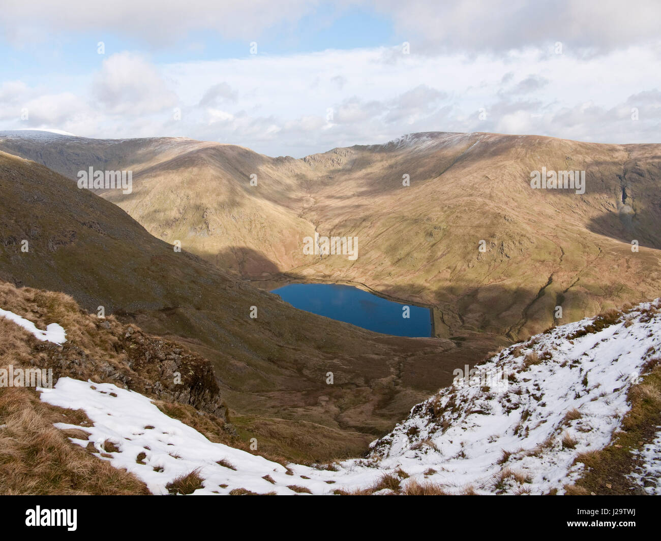 Blick von der Gabel über Kentmere Behälter und Kentmere der Nan Bield Pass, zwischen Mardale Kranke Bell (L) und Harter fiel (R) Stockfoto