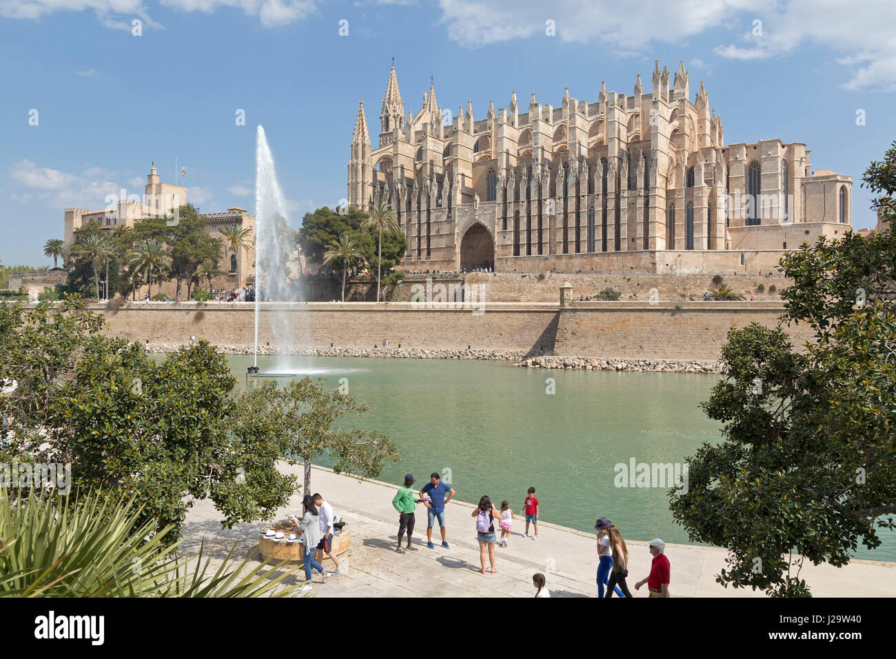 Palau de L´Almudaina und Kathedrale La Seu in Palma de Mallorca, Spanien Stockfoto