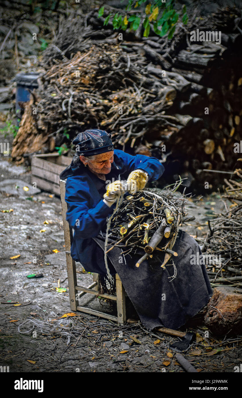 Italien Abruzzo Roccascalegna-ältere Frau bereitet Holz-Pakete für den Winter Stockfoto