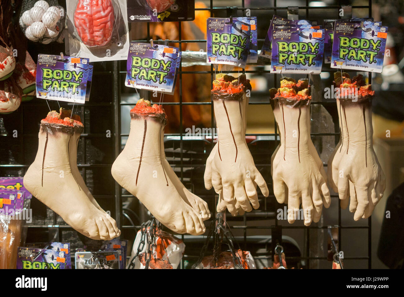 Hand und Fuß Körperteile zum Verkauf an das Halloween-Abenteuer in Greenwich Village, Manhattan, New York City Stockfoto
