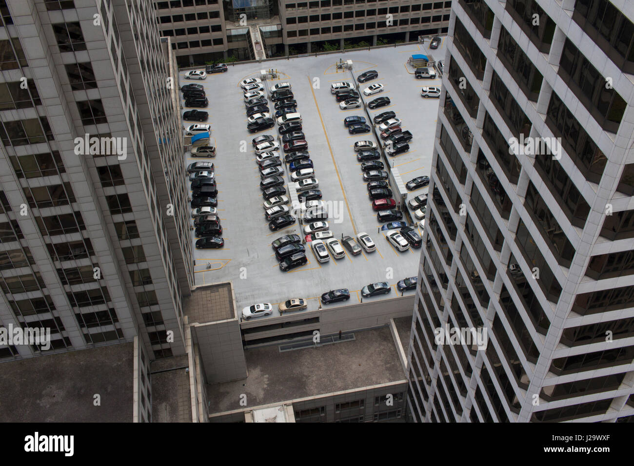 Parken auf einem Parkplatz der Stadt. Bild von oben. Stockfoto