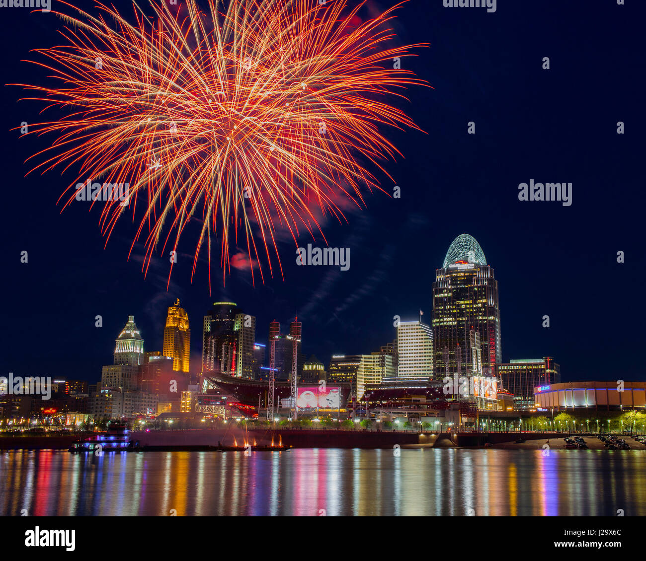 Bild von Cincinnati, Ohio mit Feuerwerk. Fotografieren während der Freitag Nacht Feuerwerk bei den Cincinnati Reds. Stockfoto