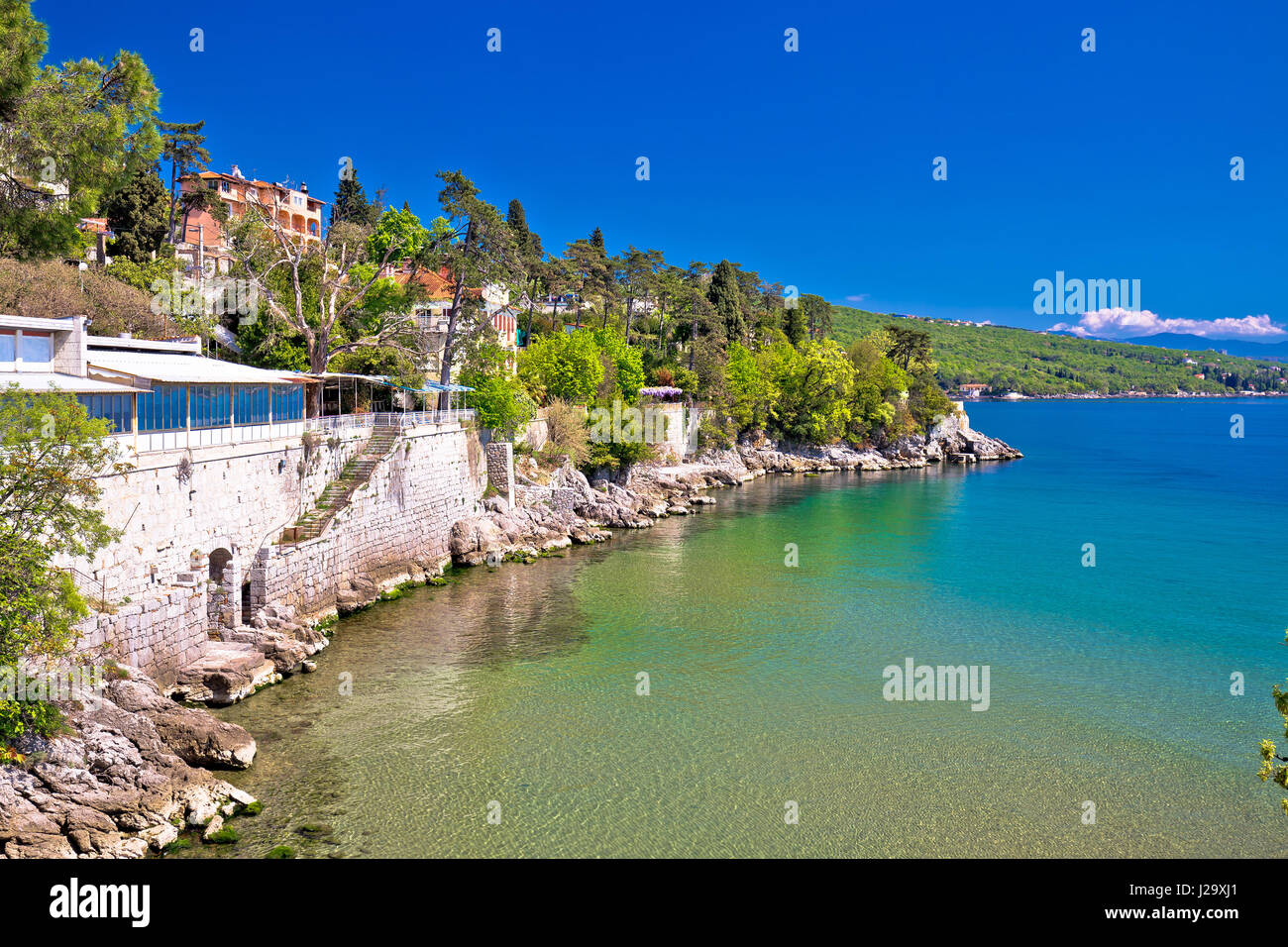 Strand von Opatija Riviera und die Küste in der Nähe von Volosko, Kvarnerbucht, Kroatien anzeigen Stockfoto