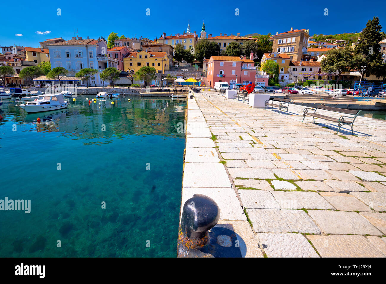 Idyllischen mediterranen Küste in Volosko Dorf, die Riviera von Opatija, Kvarner, Kroatien Stockfoto