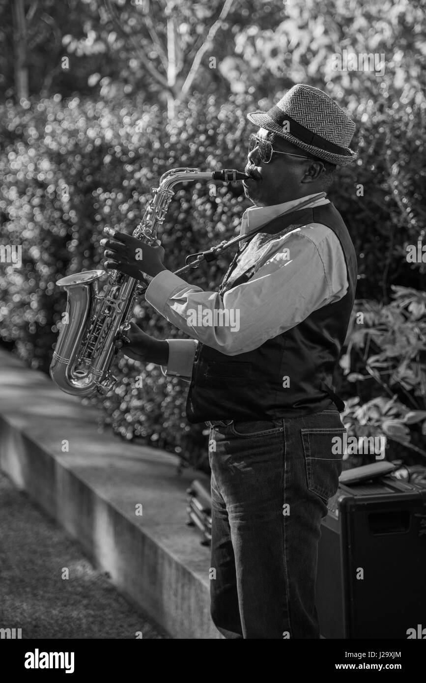 Street Jam, Saxophon spielen, an einem sonnigen Tag. Stockfoto