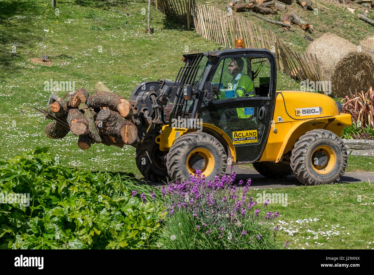 JCB 520 40 Agri Loadall Teleskop Handler Fahrzeug tragen Schnitt Treiber funktioniert Fahrzeug außerhalb protokolliert Stockfoto