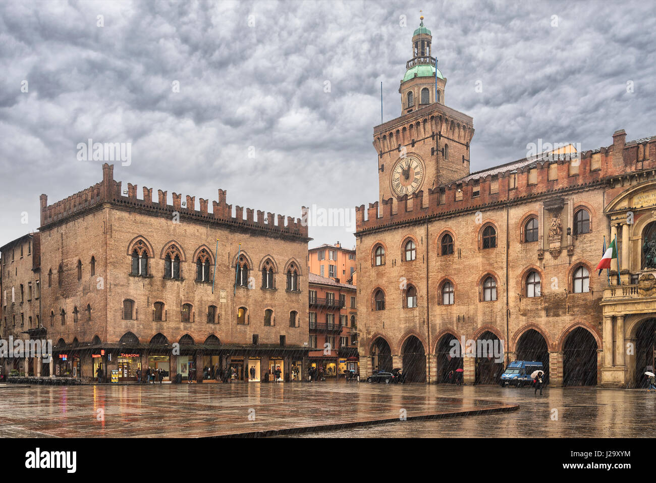 BOLOGNA, ITALIEN - 6. FEBRUAR 2017. Regentag auf Piazza Maggiore. Stockfoto